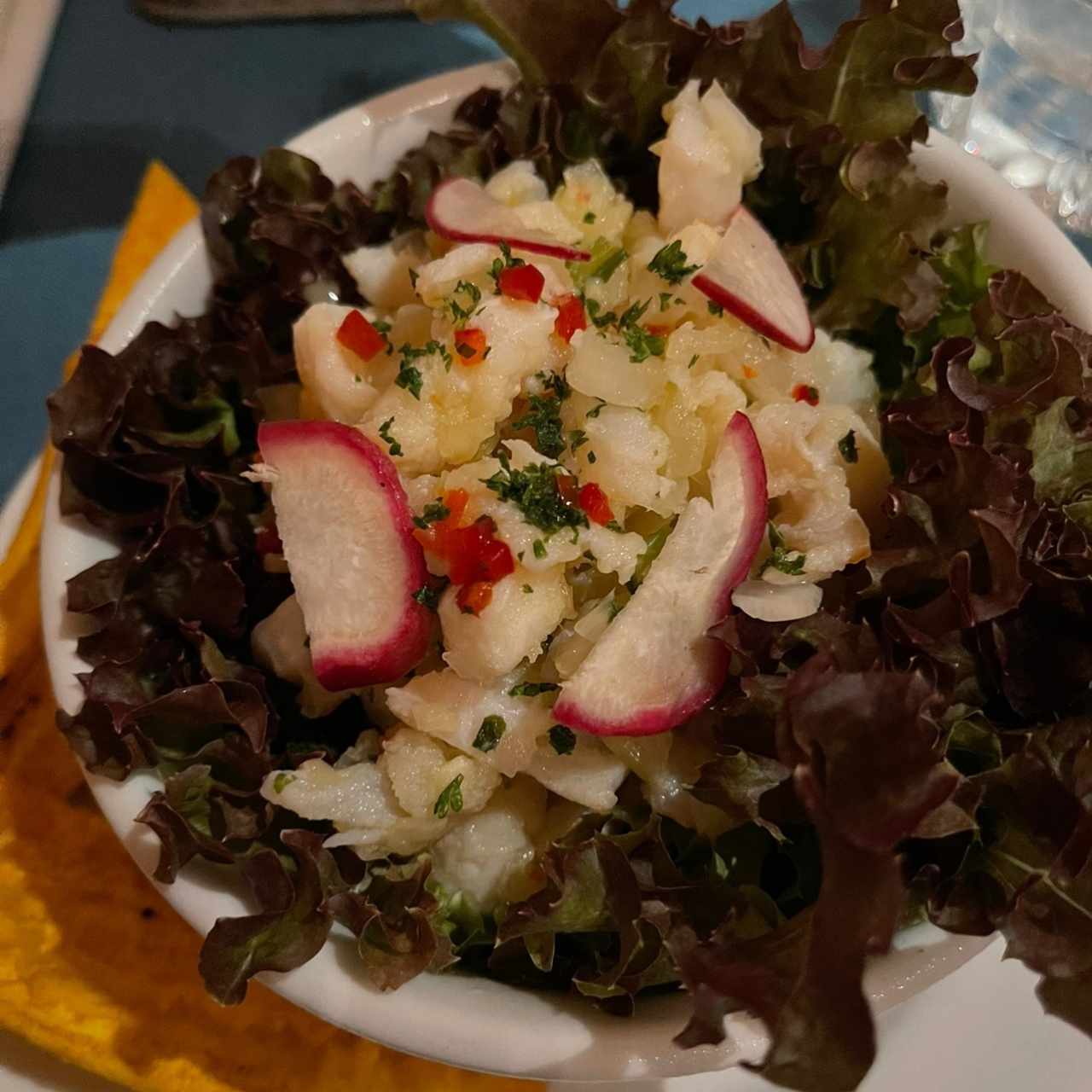 Ceviche de corvina con rábanos, emulsión de jalapeño, aceite de oliva y crocante de plátano