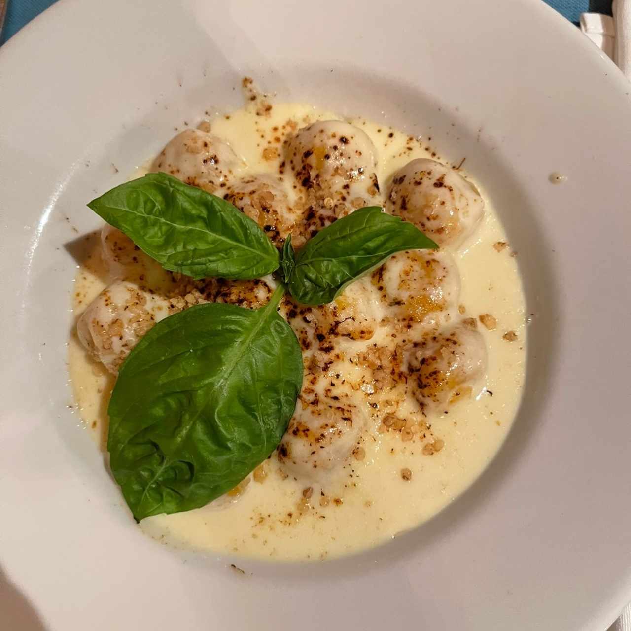 Ñoquis de zapallo con crema de queso de cabra , tomillo fresco y nueces molidas