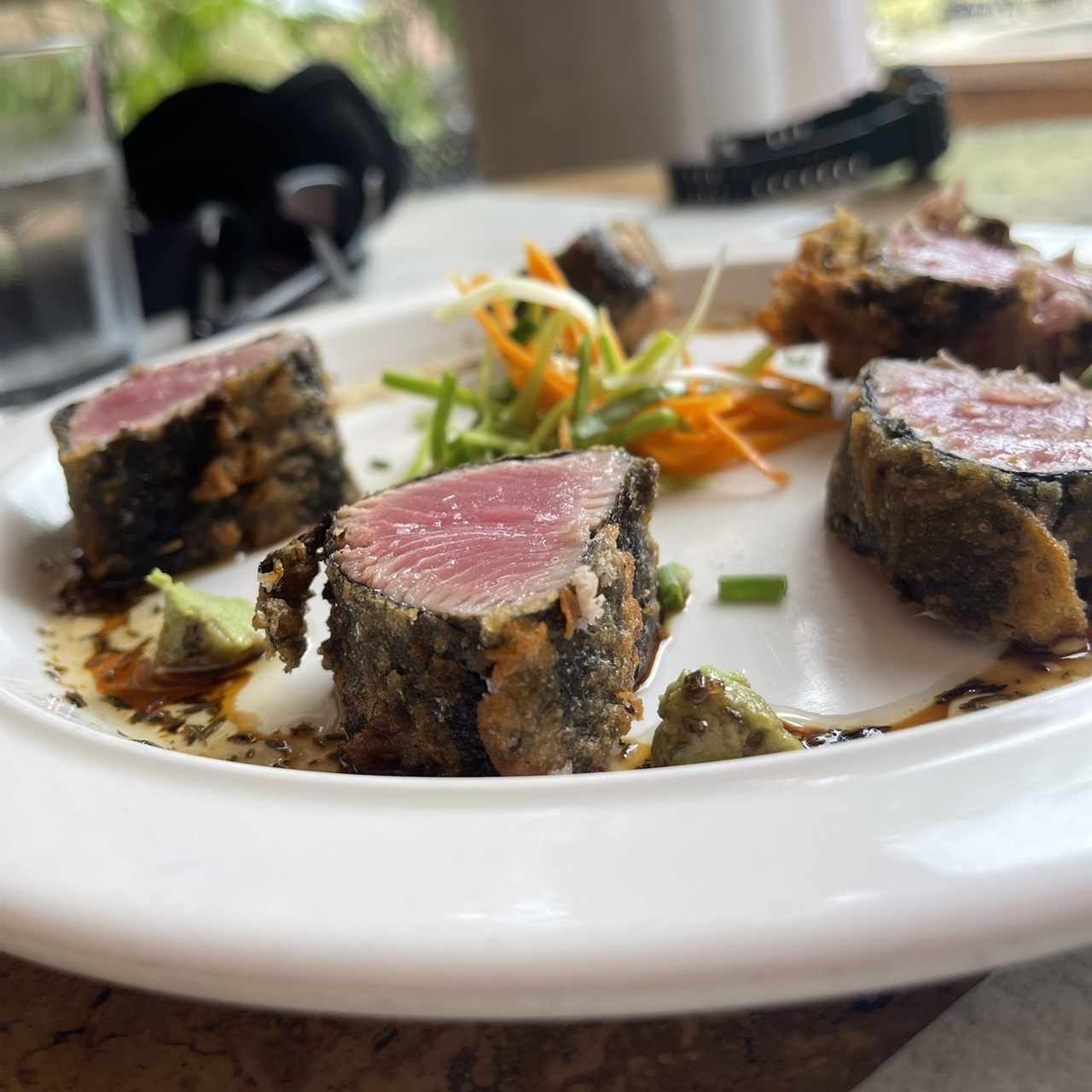 Enrrollado de atún fresco con algas y costra de tempura