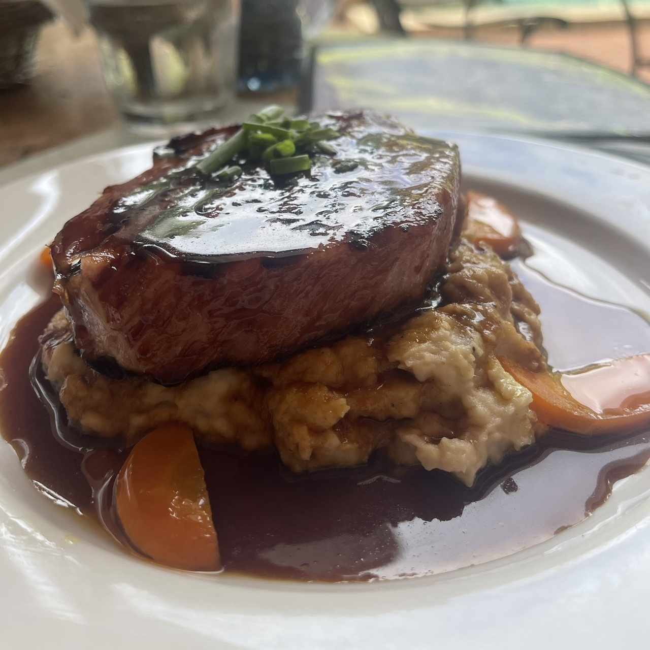 Chuleta de cerdo ahumada a la grilla con miel de caña dulce y puré de ñame