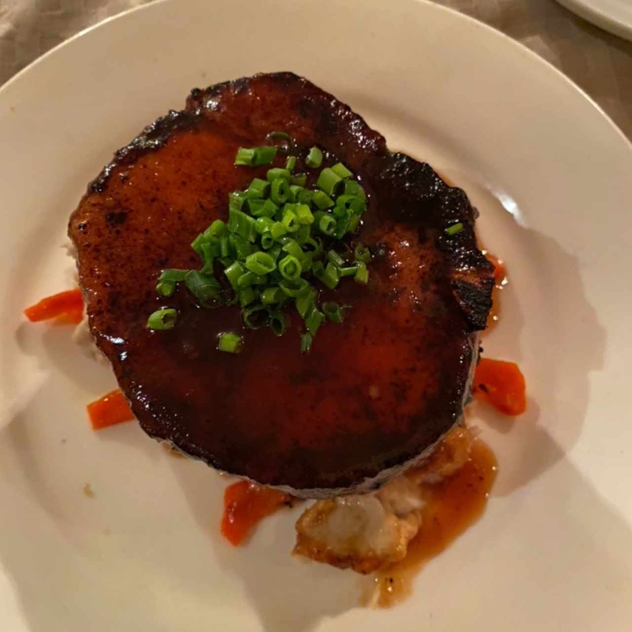 Chuleta de cerdo ahumada a la grilla con miel de caña dulce y puré de ñame