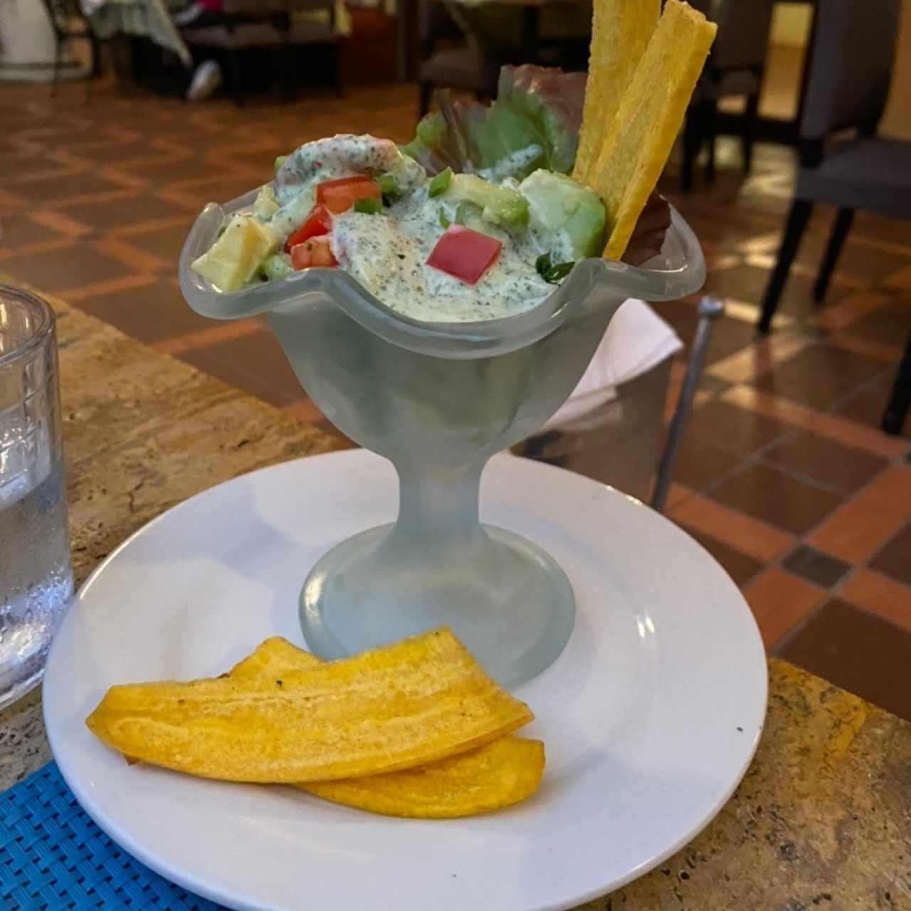 Coctel de camarones con aguacate, cilantro y tomate