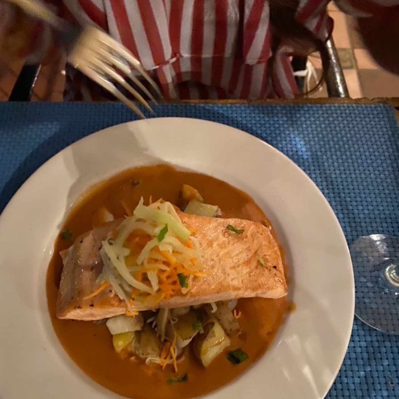 Salmón en mantequilla de soya, zanahoria y puerro