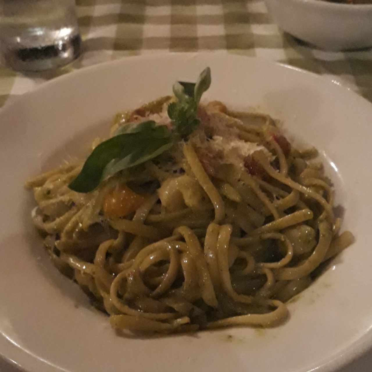 Linguini al pesto con salsa de albahaca