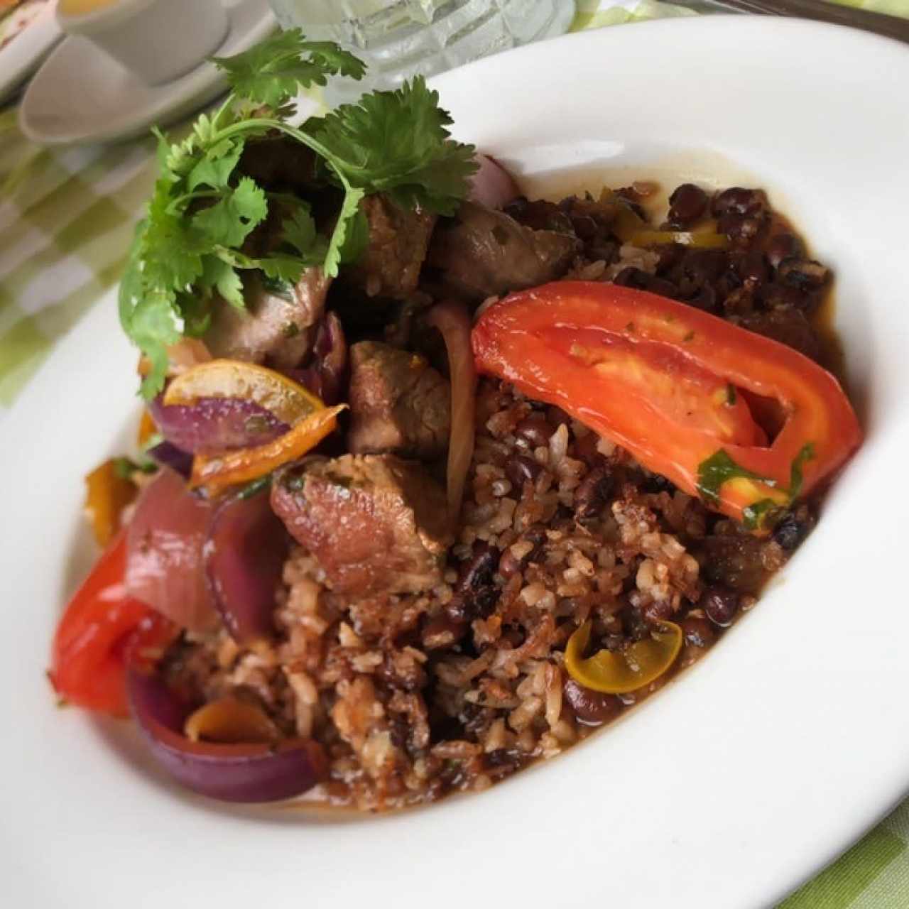 Tacu-tacu estilo panameño con arroz chiricano y vegetales saltados