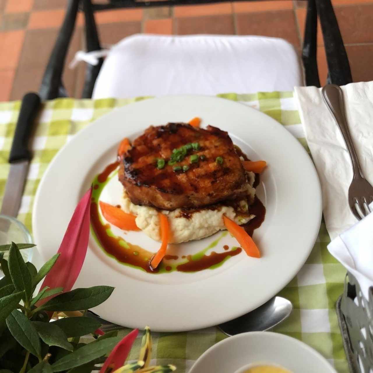 Chuleta de cerdo ahumada a la grilla con miel de caña dulce y puré de ñame