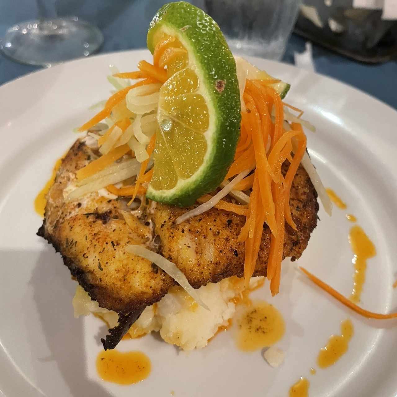 Corvina Blackened con pure de ñame y vegetales