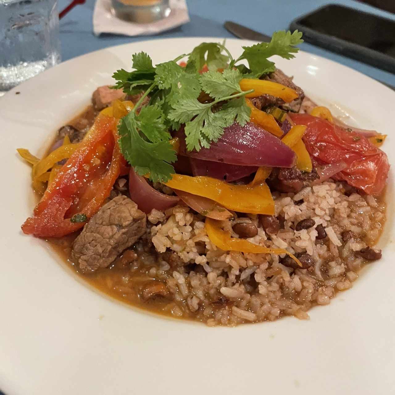 Tacu-tacu estilo panameño con arroz chiricano y vegetales saltados