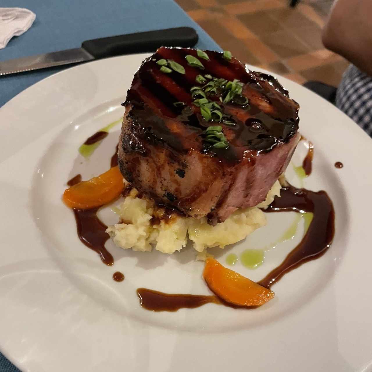 Chuleta de cerdo ahumada a la grilla con miel de caña dulce y puré de ñame