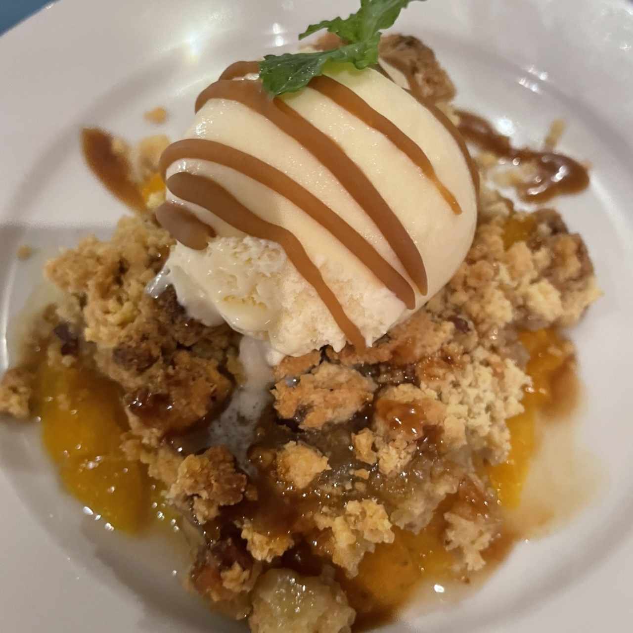 Dulce de manzana crocante, helado de vainilla y salsa de caramelo