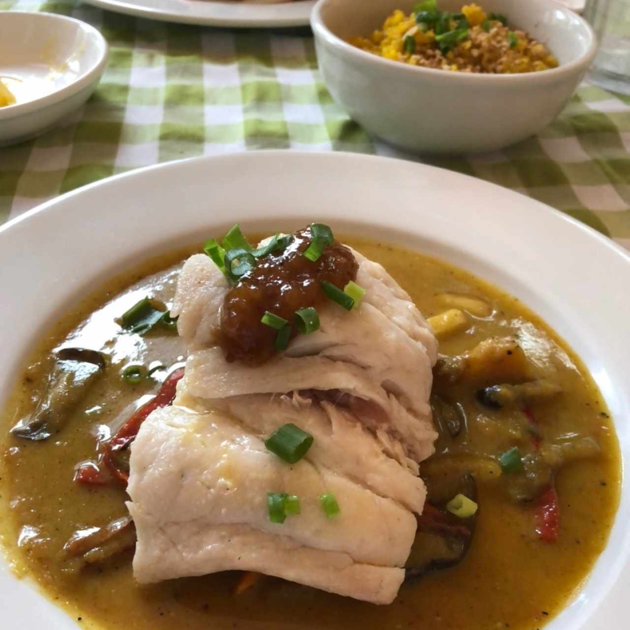 Corvina con curry verde Thai, Vegetales y piña grillada, arroz amarillo con pepitas de marañon