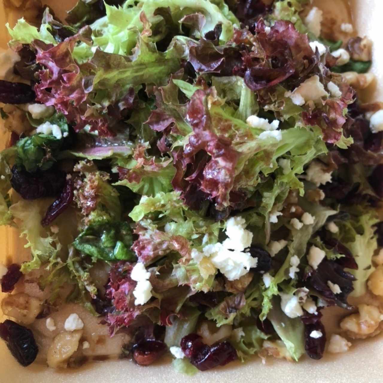 Ensalada de mesclun, arándanos, nueces y queso feta