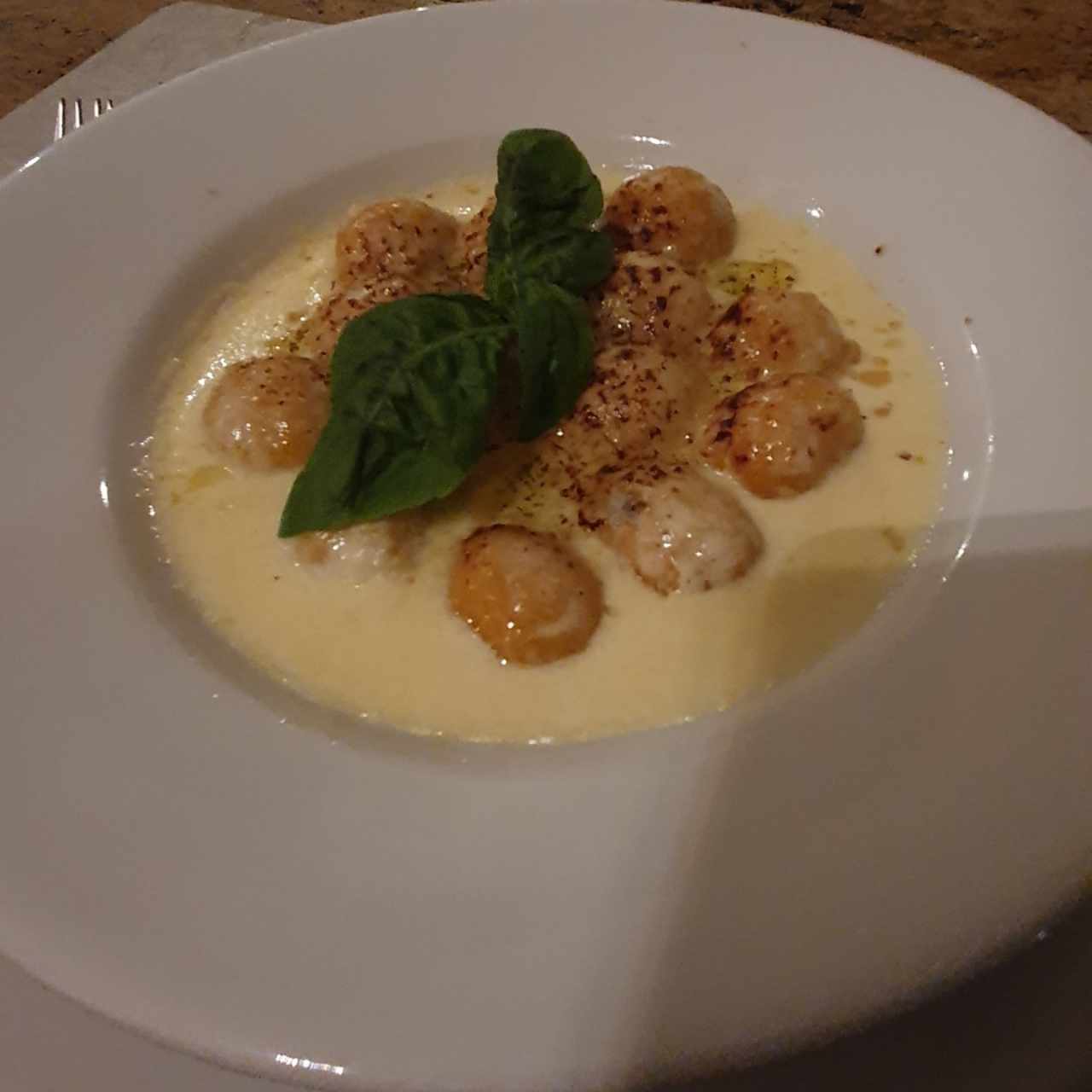 Ñoquis de zapallo con crema de queso de cabra , tomillo fresco y nueces molidas