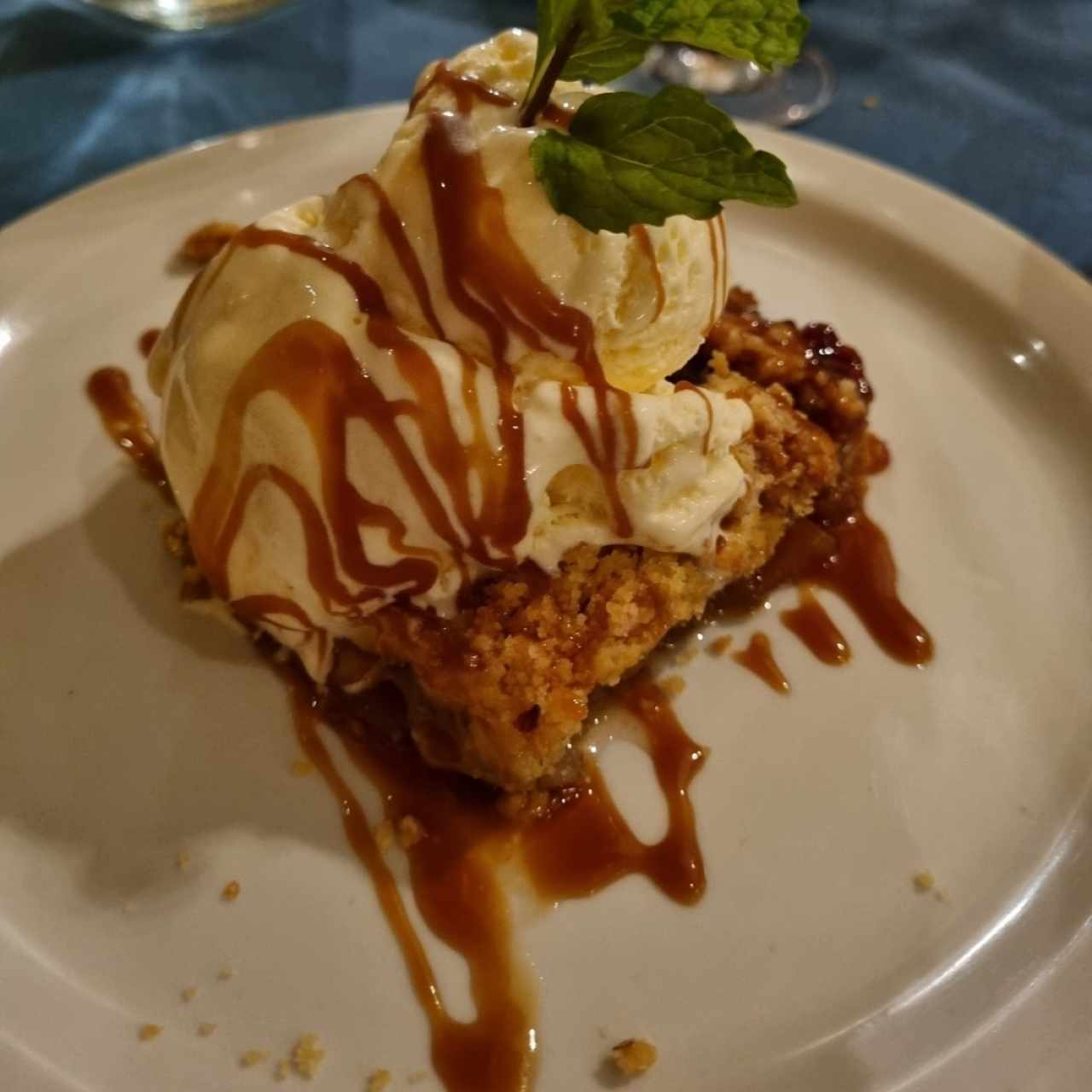 Dulce de manzana crocante, helado de vainilla y salsa de caramelo