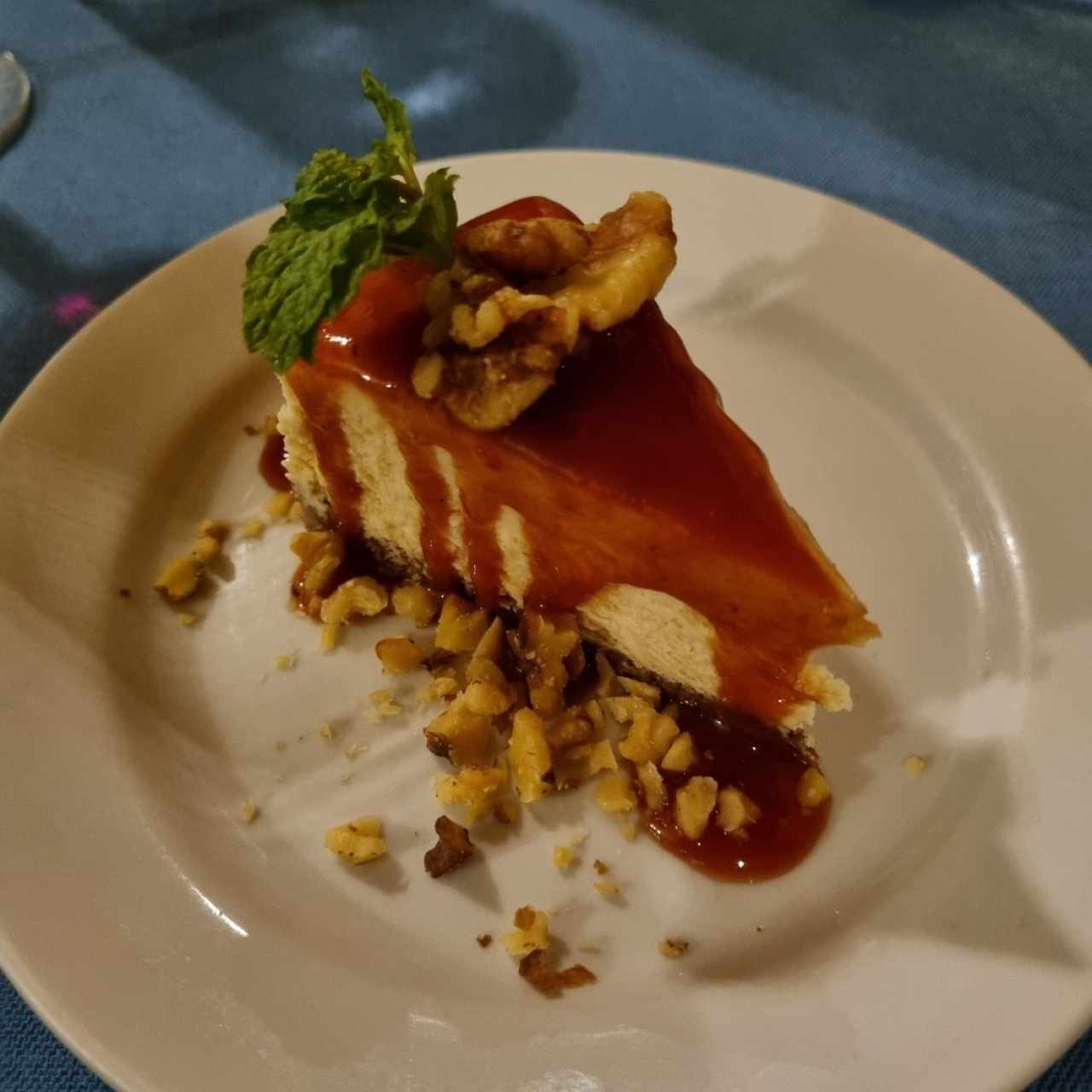 Cheesecake con costra de pepita y salsa de guayaba