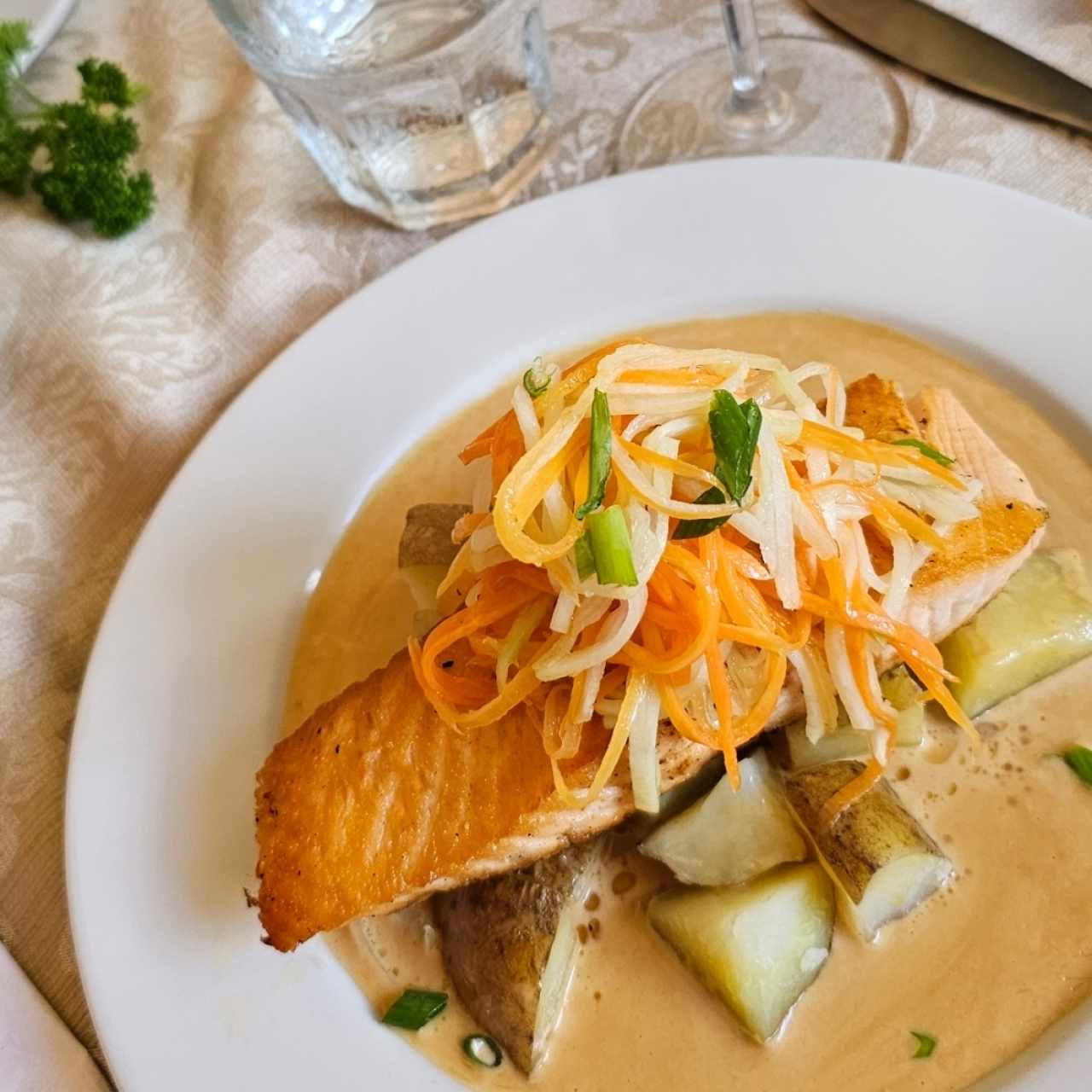 Salmón en mantequilla de soya, zanahoria y puerro