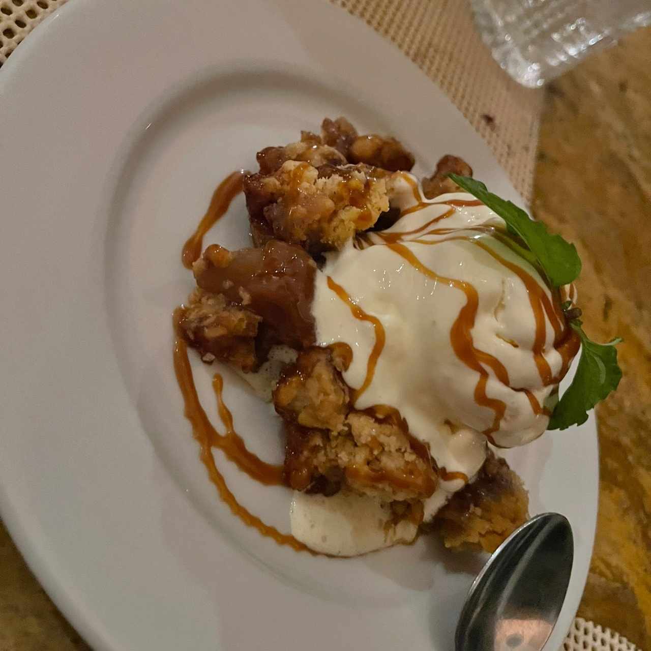 Dulce de manzana crocante, helado de vainilla y salsa de caramelo