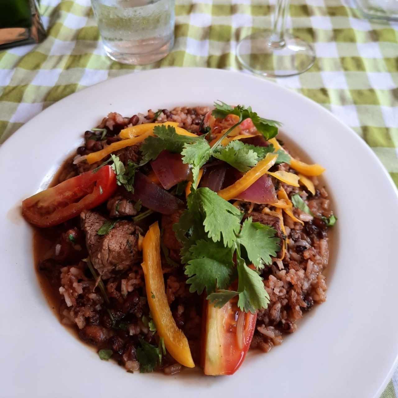 Tacu-tacu estilo panameño con arroz chiricano y vegetales saltados