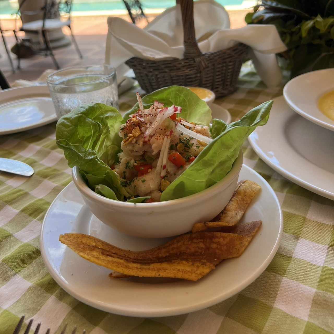 Ceviche de corvina con rábanos, emulsión de jalapeño, aceite de oliva y crocante de plátano