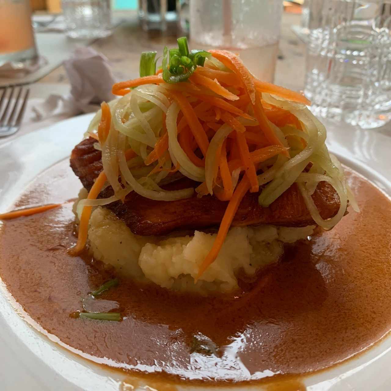 Salmón en mantequilla de soya, zanahoria y puerro