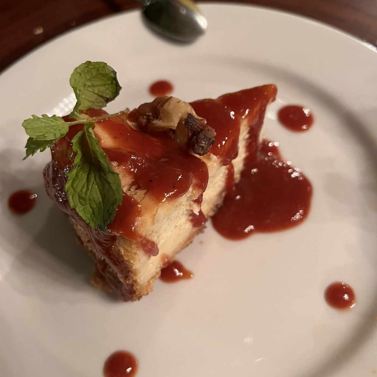 Cheesecake con costra de pepita y salsa de guayaba