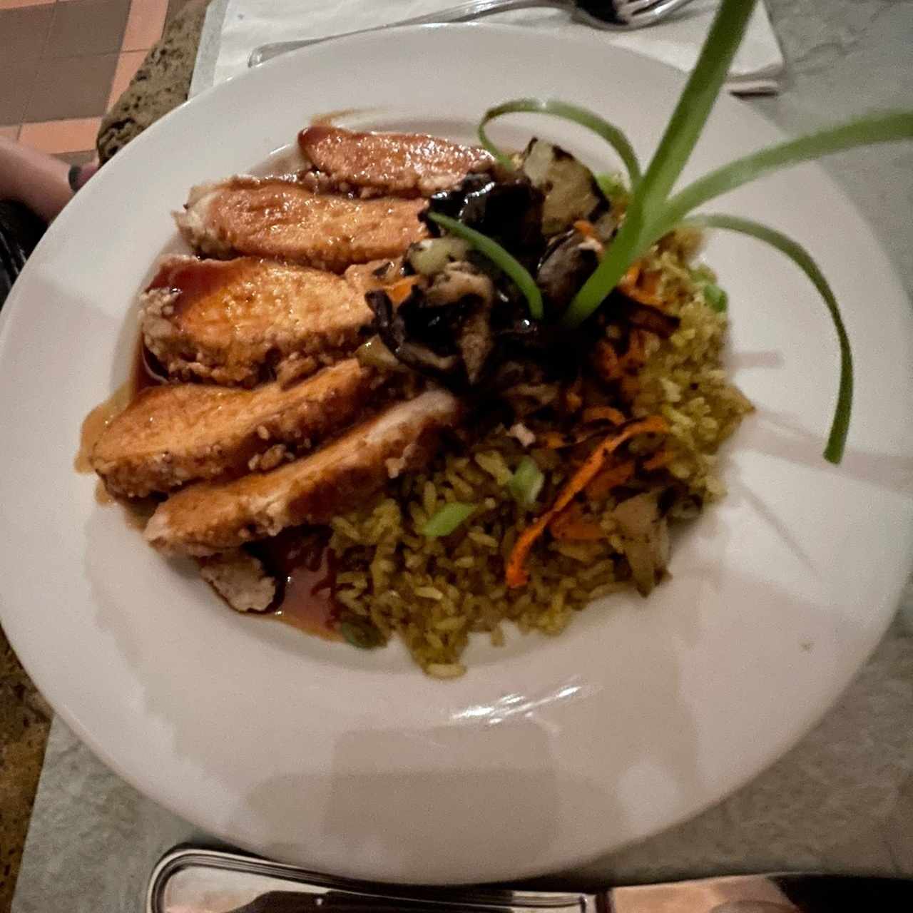 Pechuga de pollo con pepita de marañón, arroz verde y salsa de tamarindo