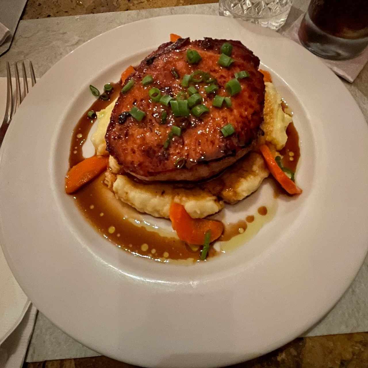 Chuleta de cerdo ahumada a la grilla con miel de caña dulce y puré de ñame