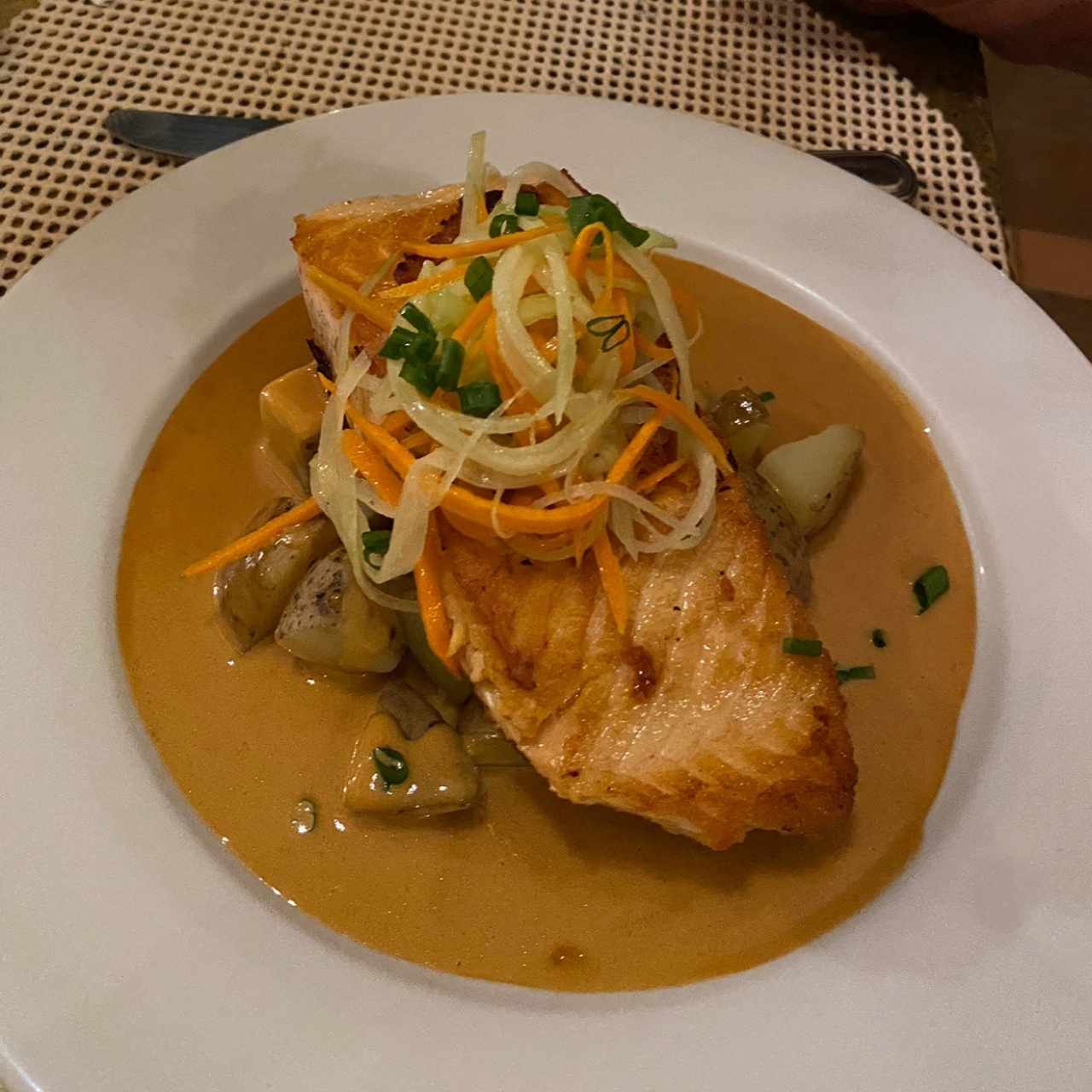 Salmón en mantequilla de soya, zanahoria y puerro