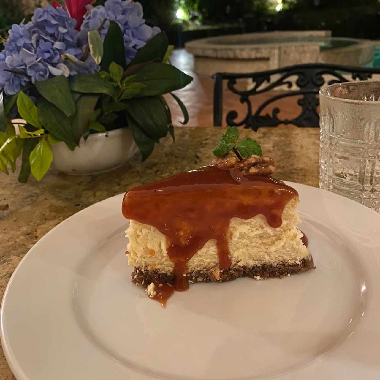 Cheesecake con costra de pepita y salsa de guayaba