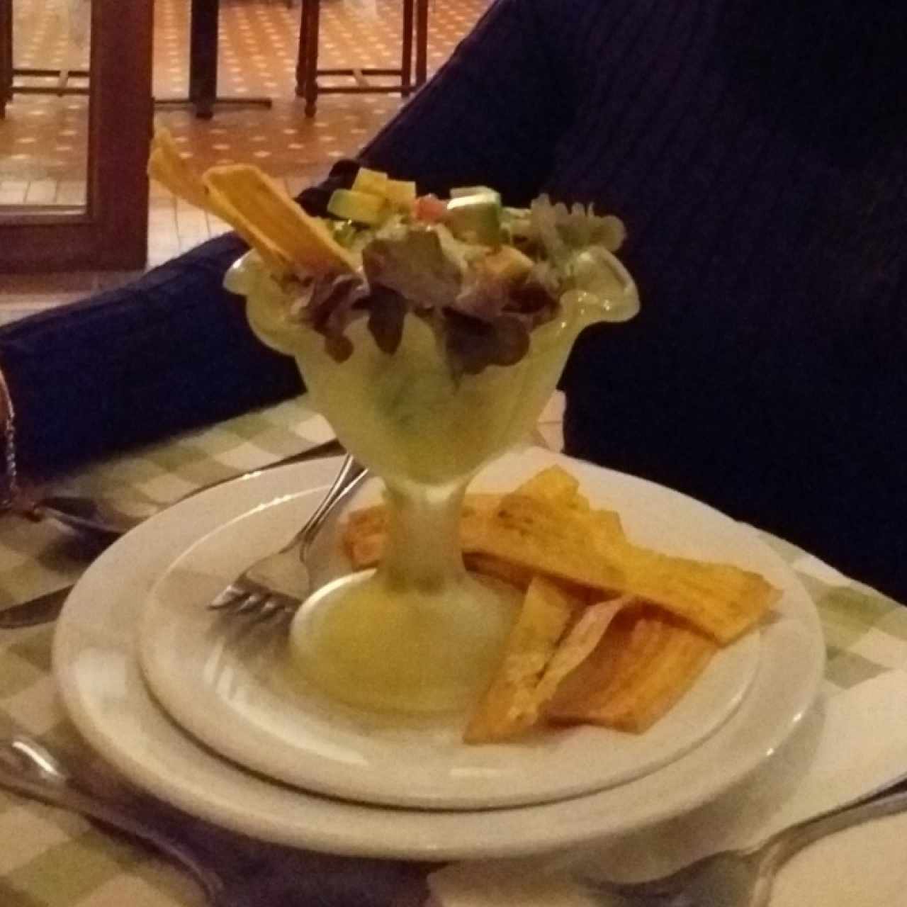Coctel de camarones con aguacate, cilantro y tomate