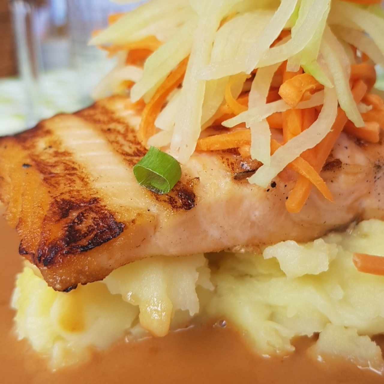 Salmón en mantequilla de soya, zanahoria y puerro