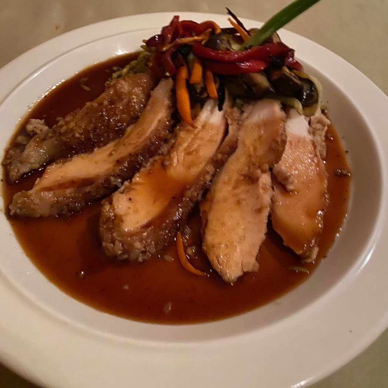 Pechuga de pollo con pepita de marañón, arroz verde y salsa de tamarindo