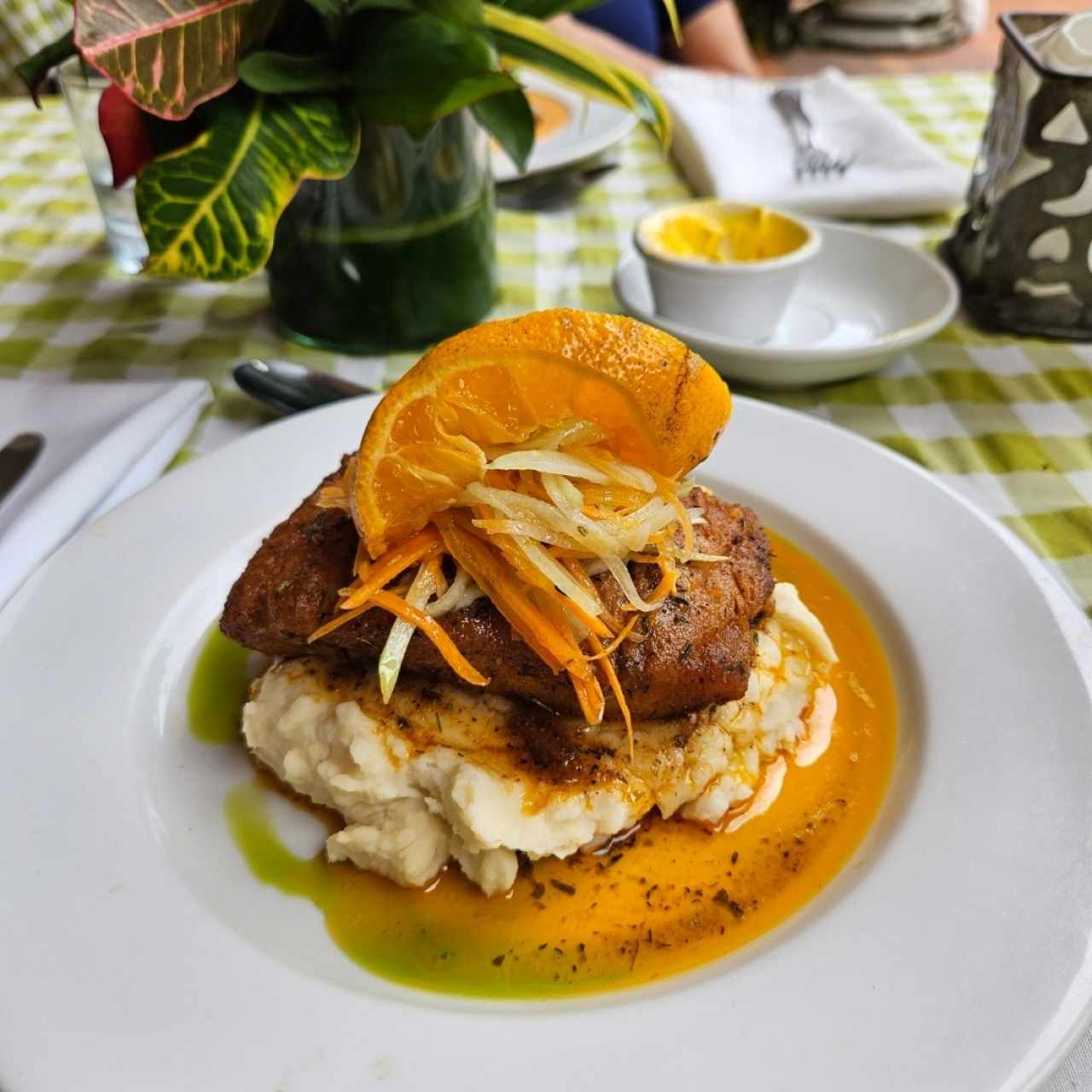 Corvina Blackened con pure de ñame y vegetales