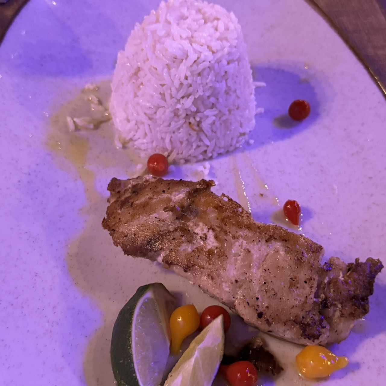 PLATOS FUERTES - FILETE DE CORVINA