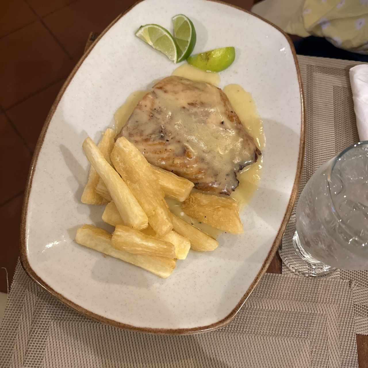 PLATOS FUERTES - FILETE DE CORVINA A LA MANTEQUILLA 