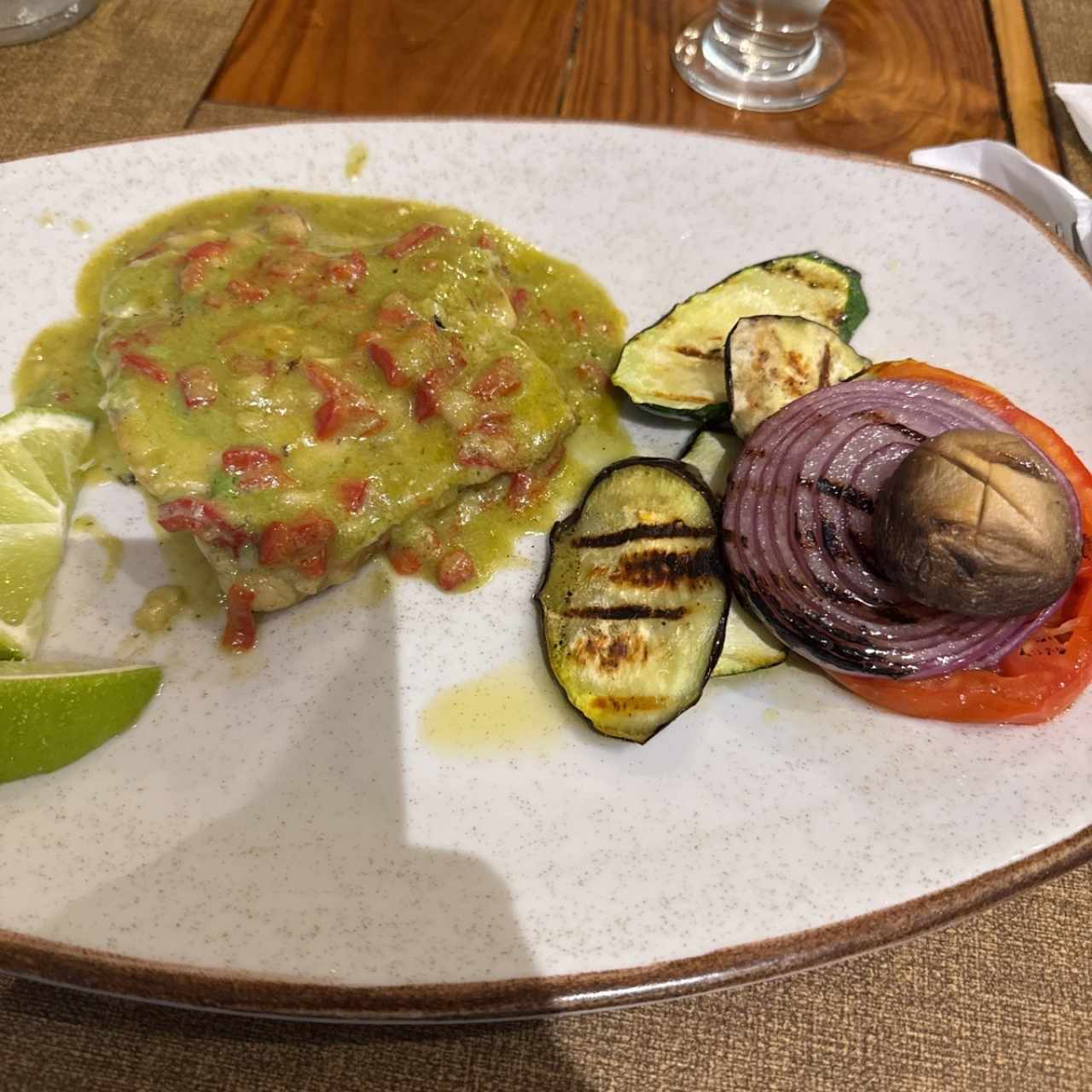 PLATOS FUERTES - FILETE DE CORVINA AL AJILLO 