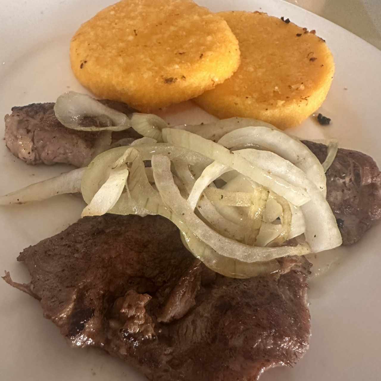 Bistec Encebollado con Tortillas 