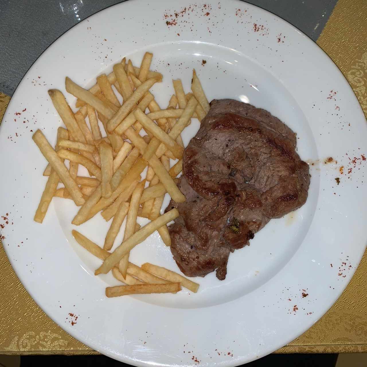 Filete de res a la plancha con papas fritas 