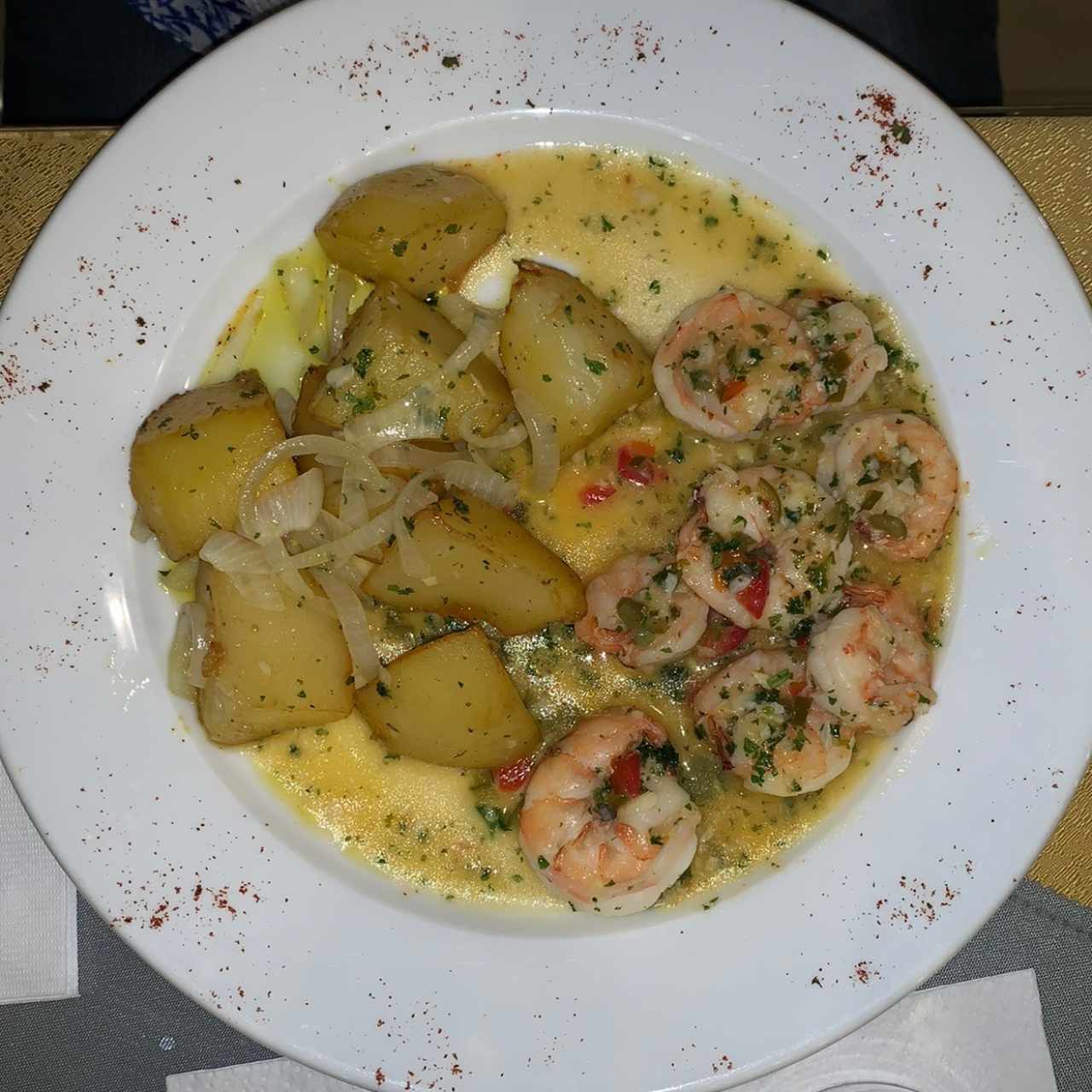 Langostinos al ajillo con papas salteadas 