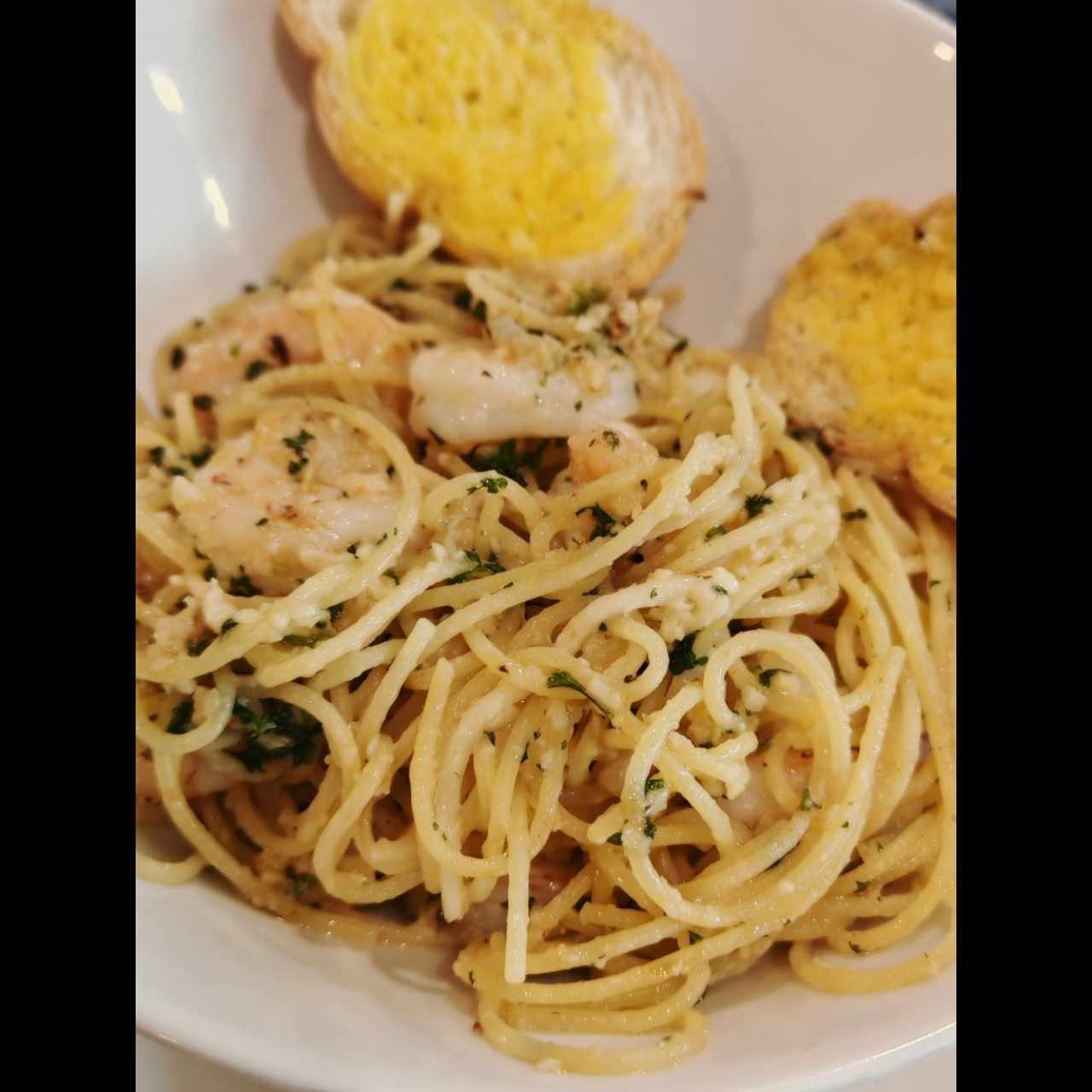 Pasta Alfredo o al Pomodoro con camarones