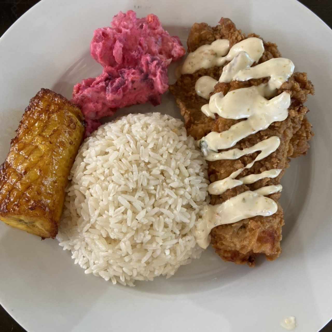 Filete de pescado, arroz, plátano y ensalada de feria