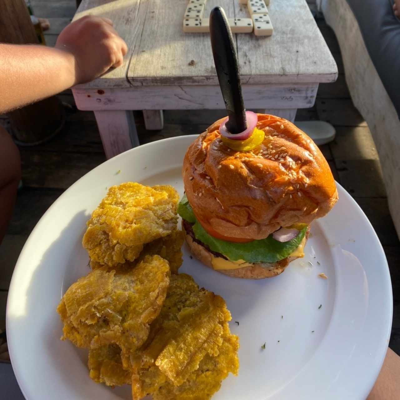 Hamburguesa de carne con patacones