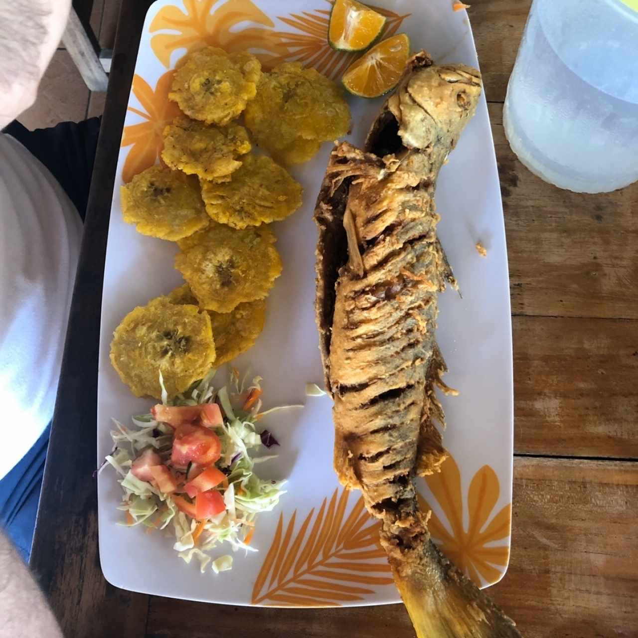 Pescado frito con patacones