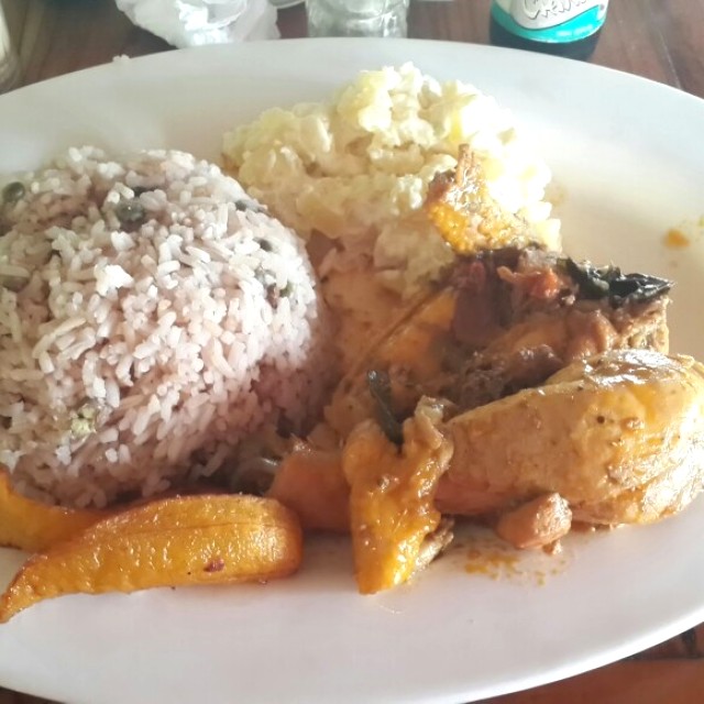 Arroz con guandú y Gallina guisada