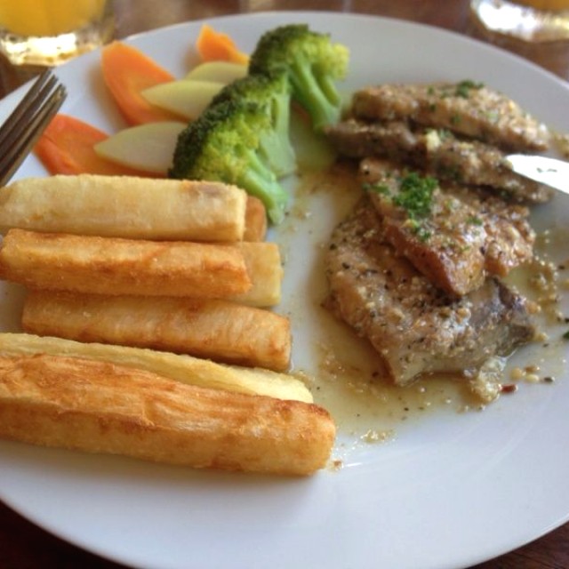 Pargo al ajillo. ( A mi me pareció mero)