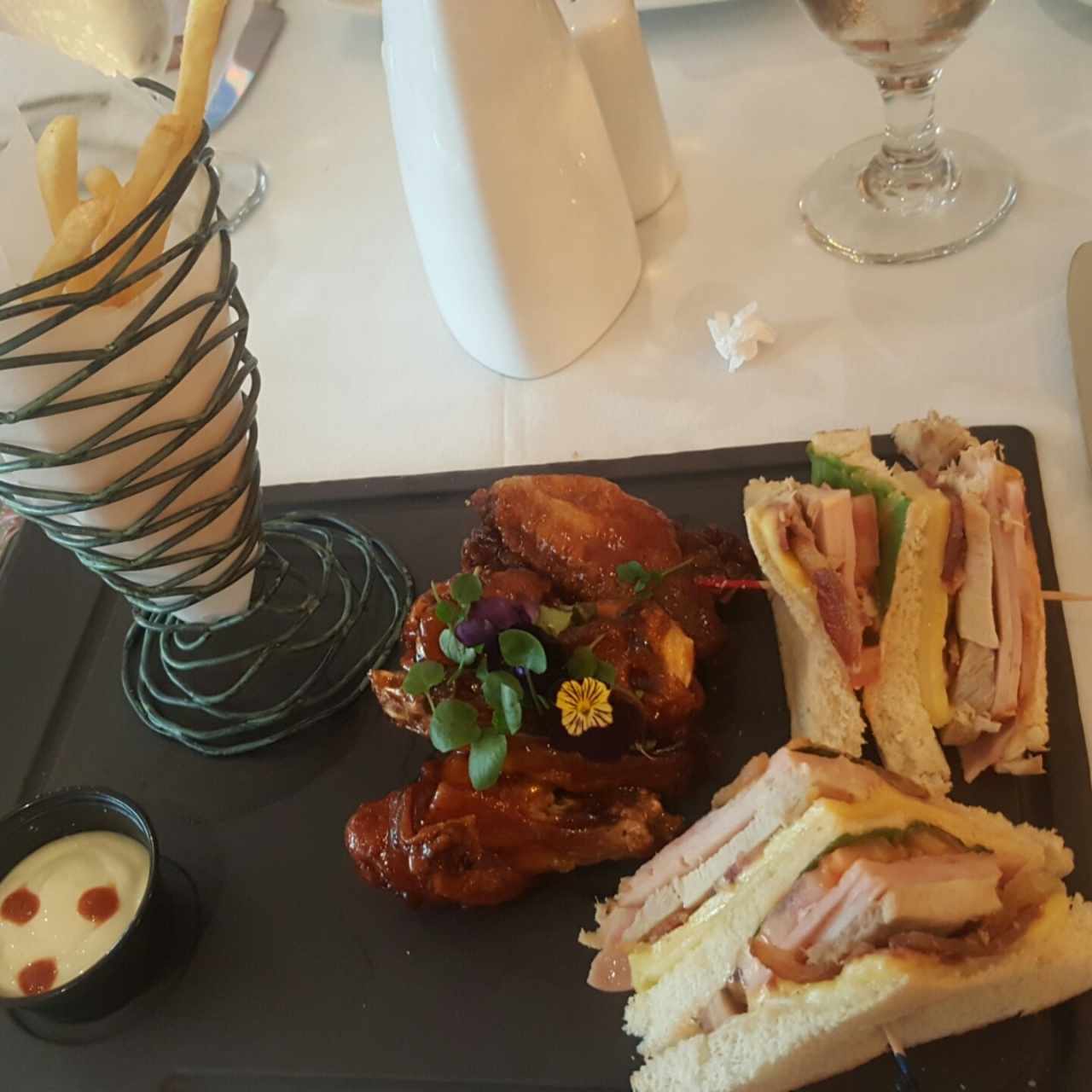 Club Sandwich y alitas BBQ