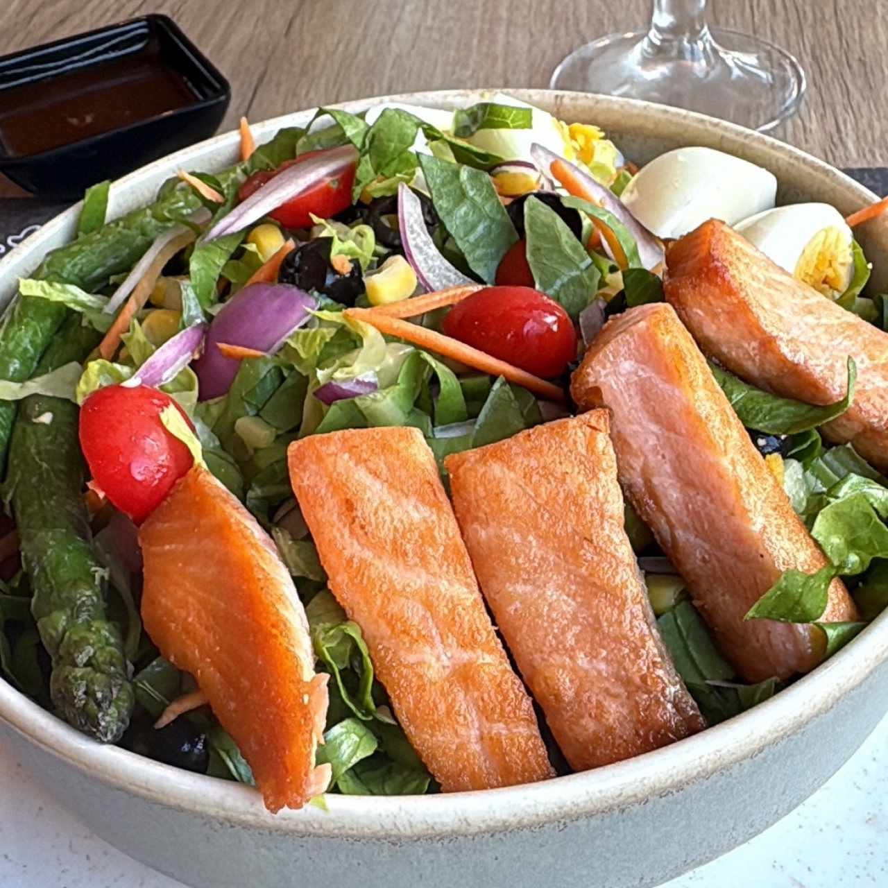 ENSALADA CAESAR CON SALMON
