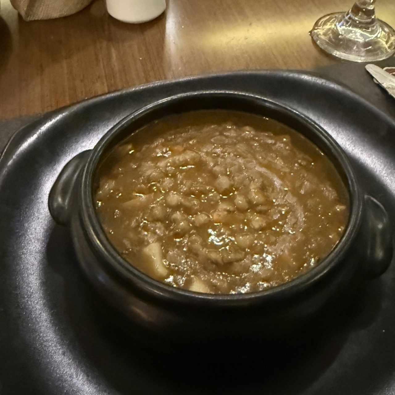 SOPA DE LENTEJAS CON CHORIZO, TOCINETA Y COSTILLA DE PUERCO