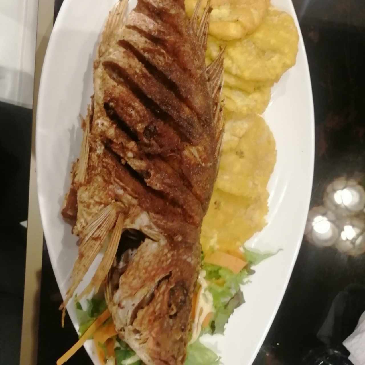 Pescado con patacones 
