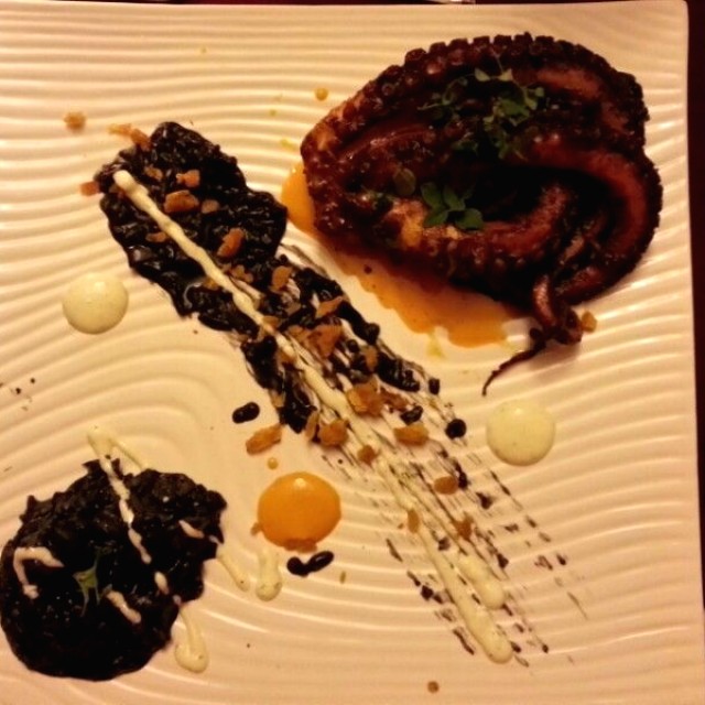 Pulpo con risoto de calamar